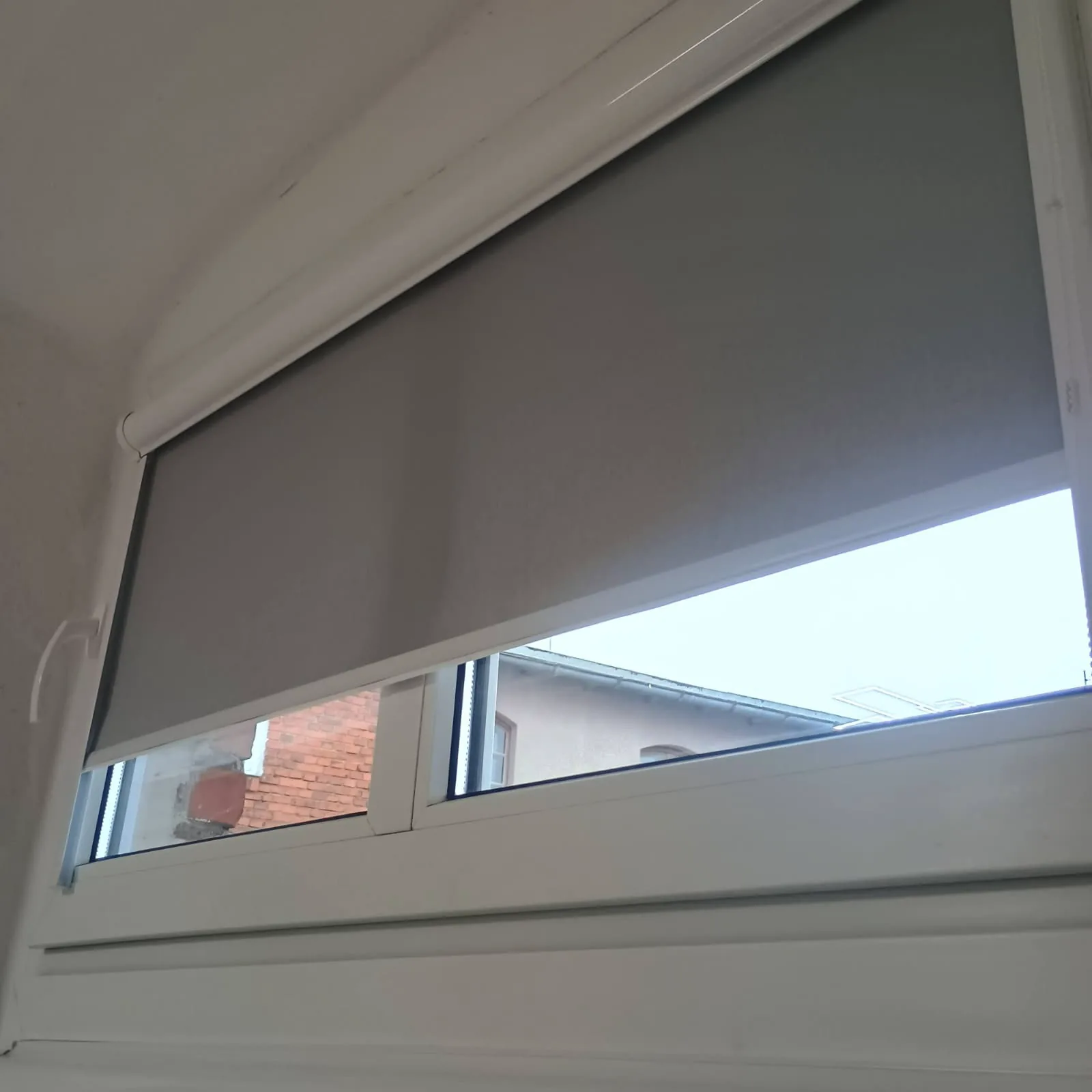 Rolety zaciemniające wykonane na wymiar przez ANBO w Toruniu – realizacja 05